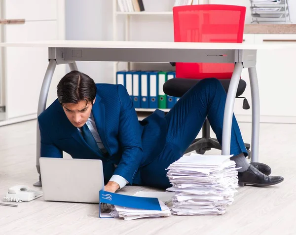 Cansado hombre de negocios agotado trabajando horas extras en la oficina — Foto de Stock