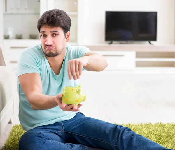 Joven luchando con las finanzas personales y facturas —  Fotos de Stock