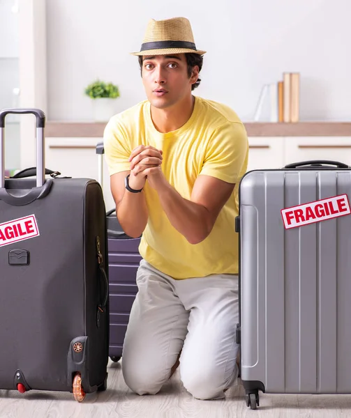 Man på semester med sköra resväskor — Stockfoto