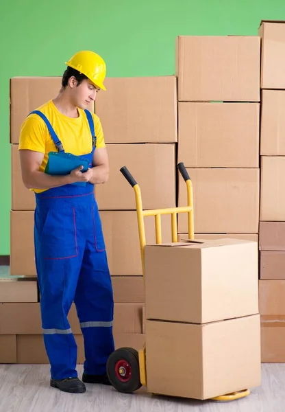 Homem empreiteiro que trabalha com caixas de entrega — Fotografia de Stock