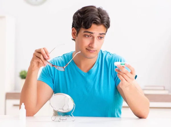 Homem tentando lentes de contato em casa — Fotografia de Stock