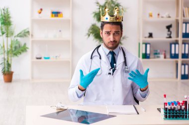 Coronavirus COVID-19 konseptinde çalışan doktor.