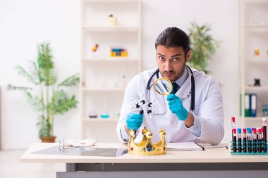Coronavirus COVID-19 konseptinde çalışan doktor.