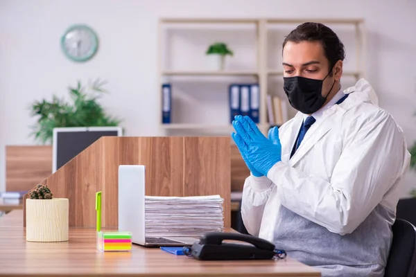 Joven empleado masculino en concepto de autoaislamiento — Foto de Stock