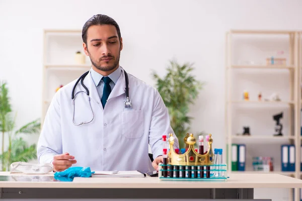 Arzt arbeitet im Labor im Coronavirus-COVID-19-Konzept — Stockfoto