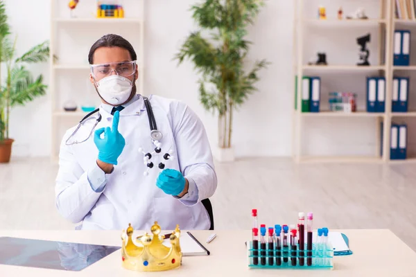 Doutor trabalhando em laboratório no conceito de coronavírus COVID-19 — Fotografia de Stock