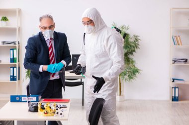 Coronavirus kavramının yaşlı çalışanı ve genç yüklenicisi