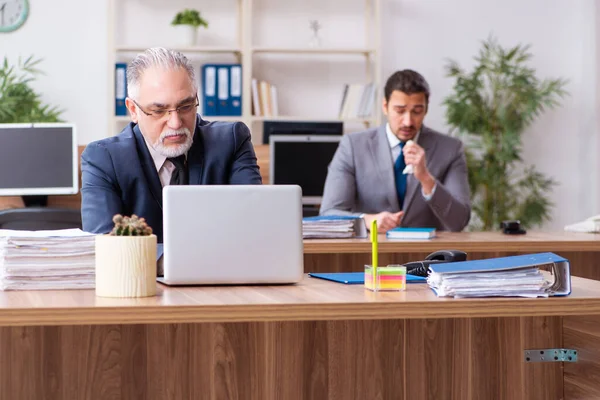 Dois empregados em conceito pandêmico no local de trabalho — Fotografia de Stock