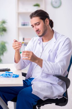 Laboratuvarda çalışan genç bir kimyager.