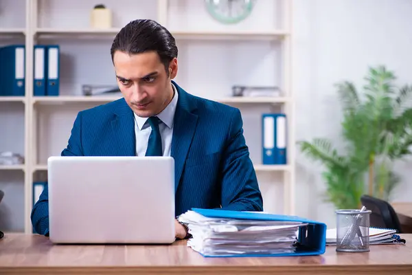 Jeune homme d'affaires beau qui travaille dans le bureau — Photo