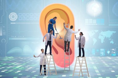 Doktor dev kulağı tıbbi konseptte inceliyor.