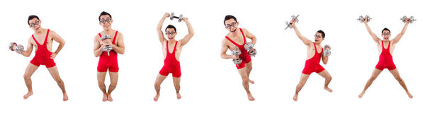 Смешной парень с гантелями на белом