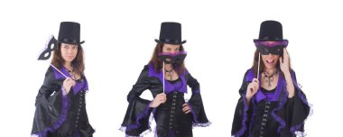 Menekşe ve siyah elbiseli kız maskesini beyaza takmış.