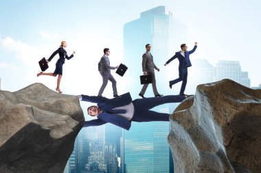 İşadamı destek konseptinde köprü görevi görüyor