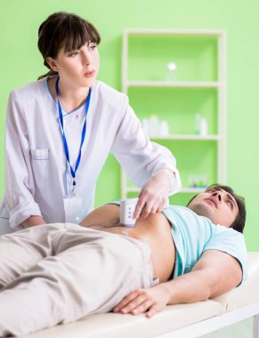 Genç adam ultrason prosedürü için radyolojisti ziyaret ediyor.