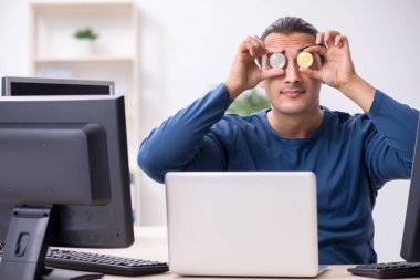 Ofiste çalışan genç bir erkek.