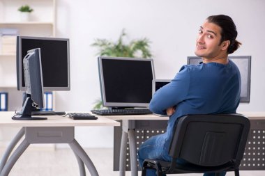 Ofiste çalışan genç bir erkek.