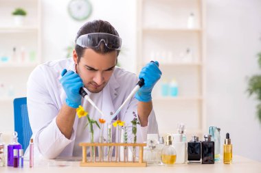 Parfüm sentezi konseptinde genç bir kimyager.