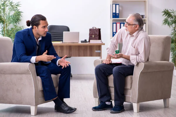 Fiatal férfi látogató öreg férfi orvos pszichológus — Stock Fotó