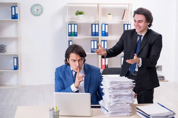 Két férfi kolléga elégedetlen a túlzott munkával. — Stock Fotó