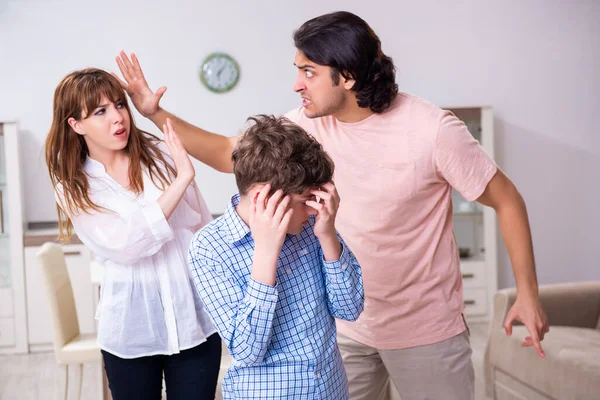 Семейный конфликт с мужем, женой и ребенком — стоковое фото