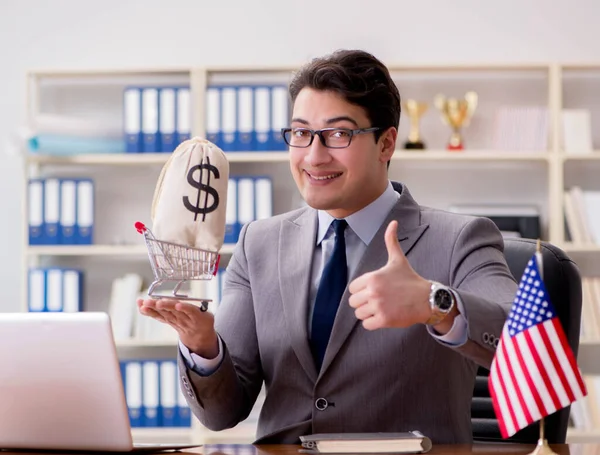 Geschäftsmann mit amerikanischer Flagge im Amt — Stockfoto