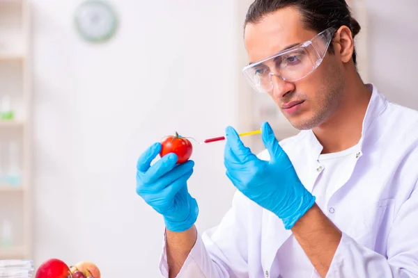 Junge männliche Ernährungsexperten testen Nahrungsmittel im Labor — Stockfoto