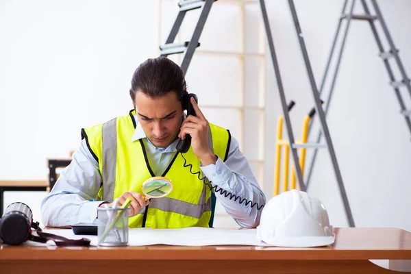 Jovem arquiteto masculino trabalhando dentro de casa — Fotografia de Stock