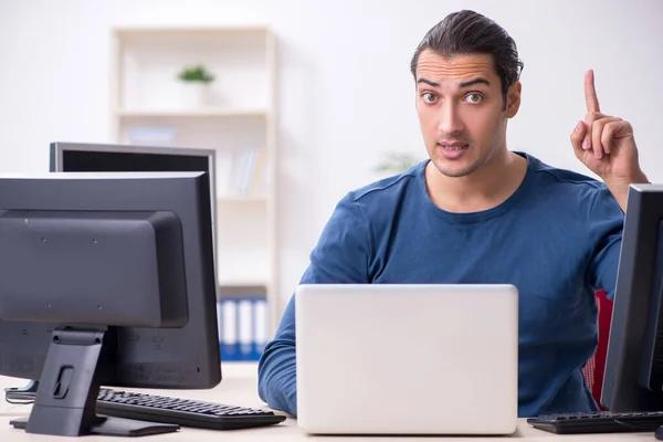 Junge männliche IT-Fachkraft arbeitet im Büro — Stockfoto