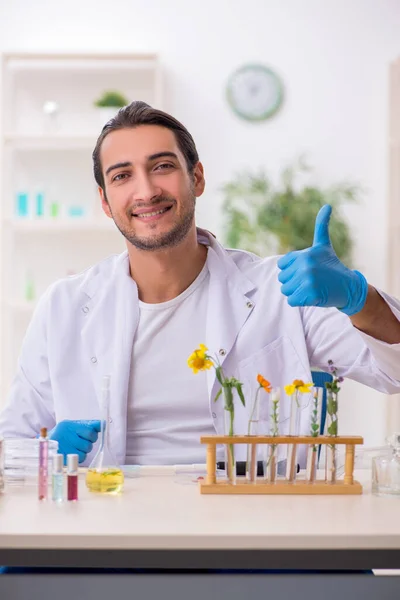 Joven químico masculino en el concepto de síntesis de perfume — Foto de Stock