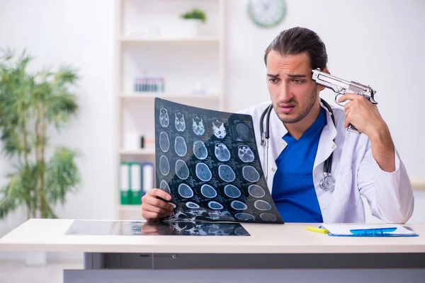 Genç erkek doktor gece vardiyasından sonra yoruldu. — Stok fotoğraf