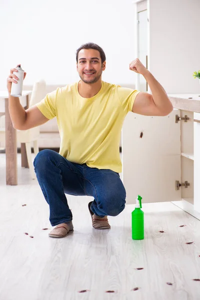 Joven y un montón de cucarachas en casa — Foto de Stock