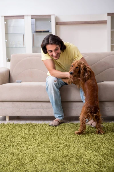 Cocker Spaniel köpeği olan genç bir adam. — Stok fotoğraf