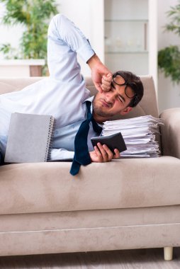 Genç erkek işadamı evde çalışıyor.