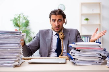 Genç bir erkek işçi aşırı işten memnun değil.