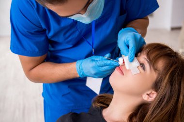 Genç ve güzel bir kadın estetik cerrahi konseptini ziyaret ediyor.