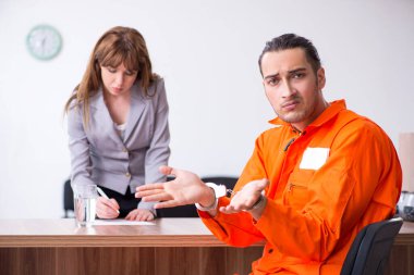 Duruşma öncesi gözaltı avukatıyla görüşen genç adam