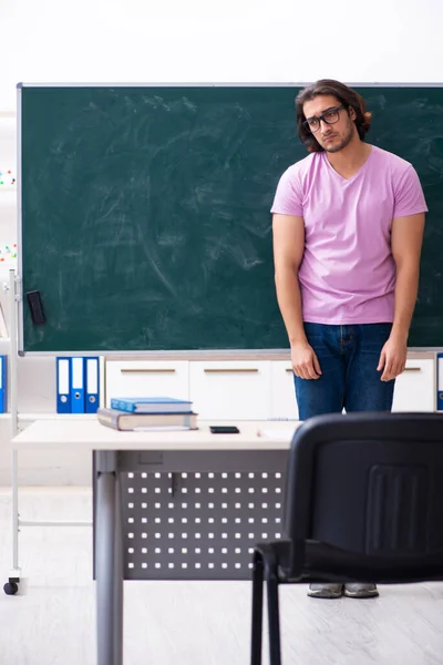 Ung manlig elev i klassrummet — Stockfoto