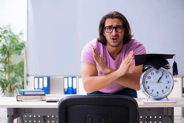 Ung manlig student i time management koncept — Stockfoto