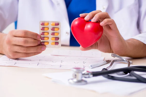 Junger Kardiologe arbeitet in der Klinik — Stockfoto