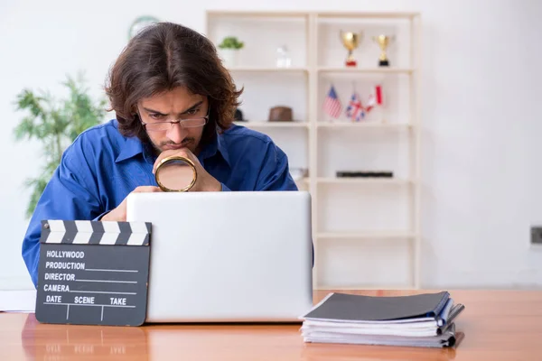 Diretor de cinema trabalhando no estúdio — Fotografia de Stock