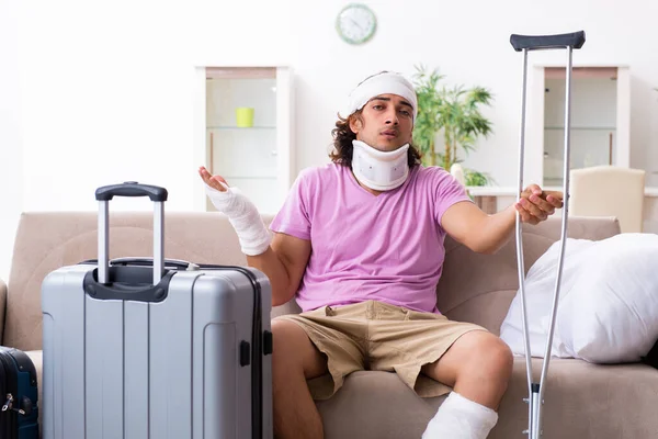 Jovem ferido se preparando para a viagem — Fotografia de Stock