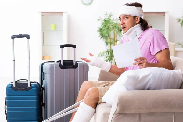 Jovem ferido se preparando para a viagem — Fotografia de Stock