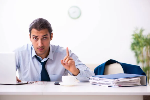 Jeune employé masculin travaillant à la maison — Photo