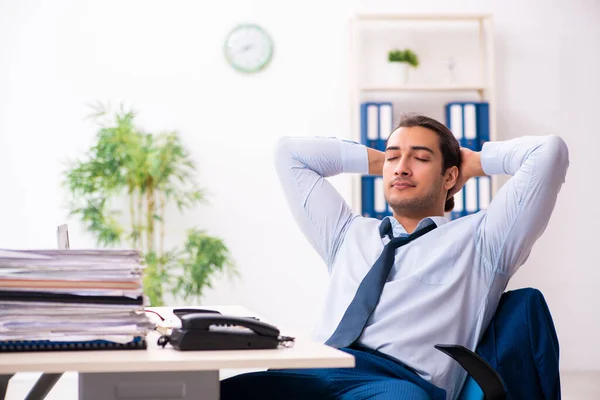 Junge männliche Mitarbeiter unzufrieden mit exzessiver Arbeit — Stockfoto