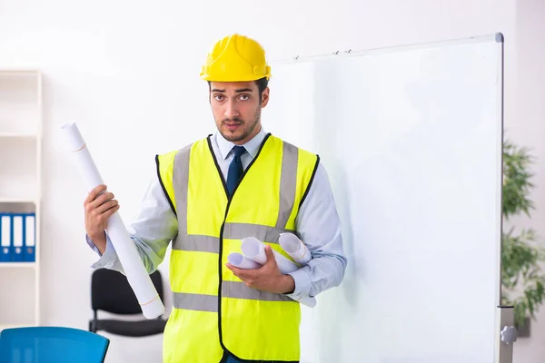 Joven arquitecto masculino en concepto de presentación — Foto de Stock