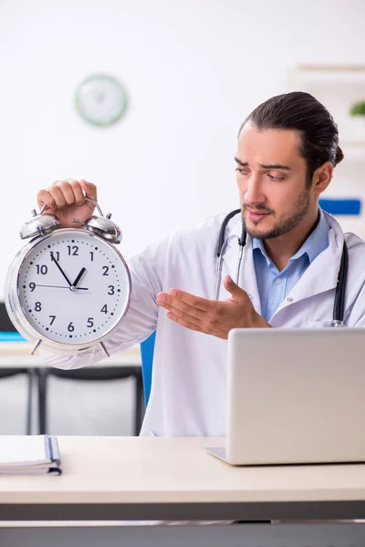 Joven guapo médico masculino que trabaja en la clínica — Foto de Stock