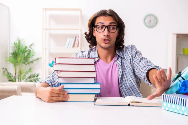 Joven estudiante masculino preparándose para los exámenes durante la Navidad — Foto de Stock