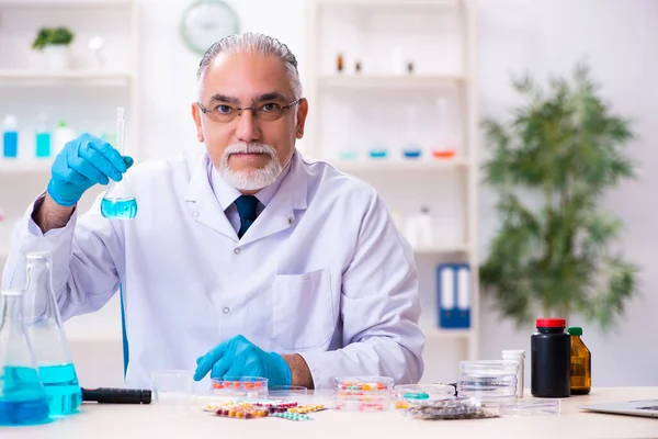 Alter Chemiker arbeitet im Labor — Stockfoto