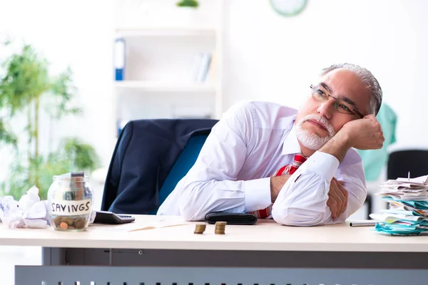 Old male accountant in budget planning concept — Stock Photo, Image
